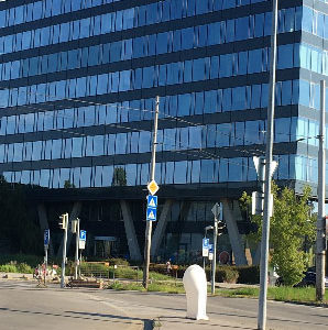 Dodávka a nalepenie izolačných reflexných fólií na sklá fasáde objektu Reding Tower II v Bratislave