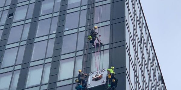 Výmena nadrozmerného skla vo fasáde na objekte Centrál Bratislava