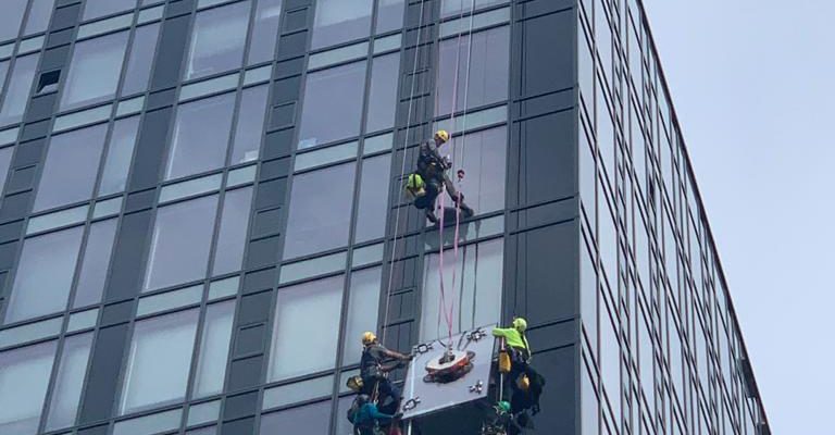 Výmena nadrozmerného skla vo fasáde na objekte Centrál Bratislava