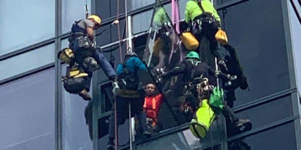 Výmena nadrozmerného skla vo fasáde na objekte Centrál Bratislava