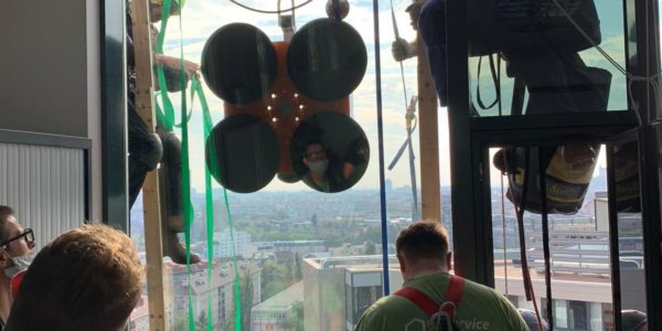 Výmena nadrozmerného skla vo fasáde na objekte Centrál Bratislava