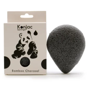 Konjaková houbička s aktivním uhlím Bamboo Charcoal pro šetrné čištění pleti, zobrazená vedle originálního obalu s motivem pandy.