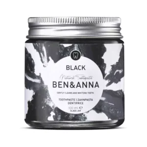 Skleněná dóza zubní pasty Ben & Anna Black s aktivním uhlím a přírodním složením pro bělení zubů.
