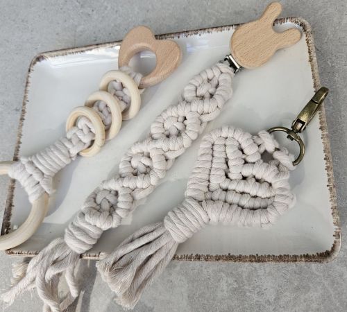 KLOAmacramade-Alzbeta-Rajtarova-Korcekova_11_Set-–-hrkalka-klip-na-cumlik-a-klucenka