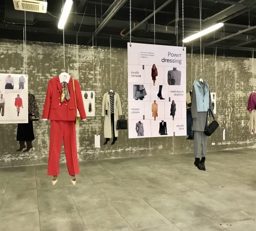 Lubica-Kmet-Jakusova_09_Pracovny-satnik-modna-instalacia-2023-OC-Galeria-Martin