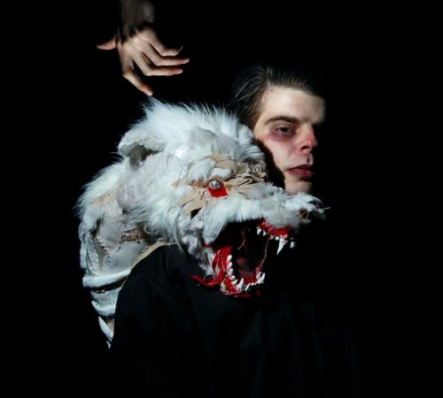 Vlasta-Zakova_05_VolnaTvorba_VlkVoMne_2014_textilnyNositelnyObjekt_AutorskaFotografiaJanDurina