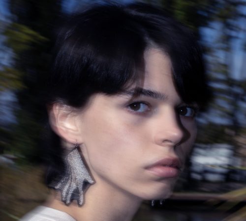 Vlasta-Zakova_06_NausniceRuka_SperkyVlastaZak_inspirovaneMagickouLiniouVolnejTvorby_modelOlhaDenysova_fotoLenaGallovicova