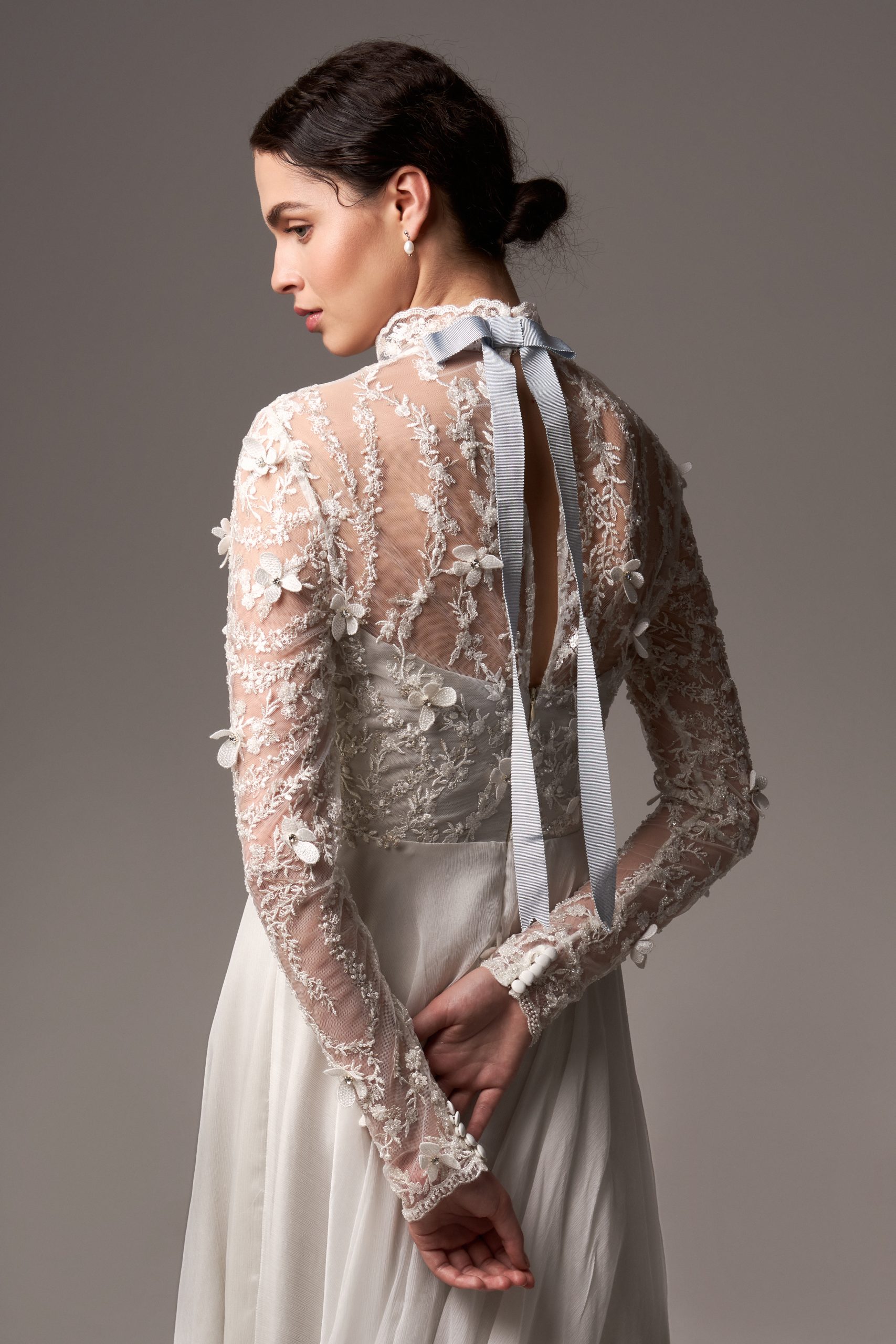 čipkované svadobné šaty s dlhým rukávom